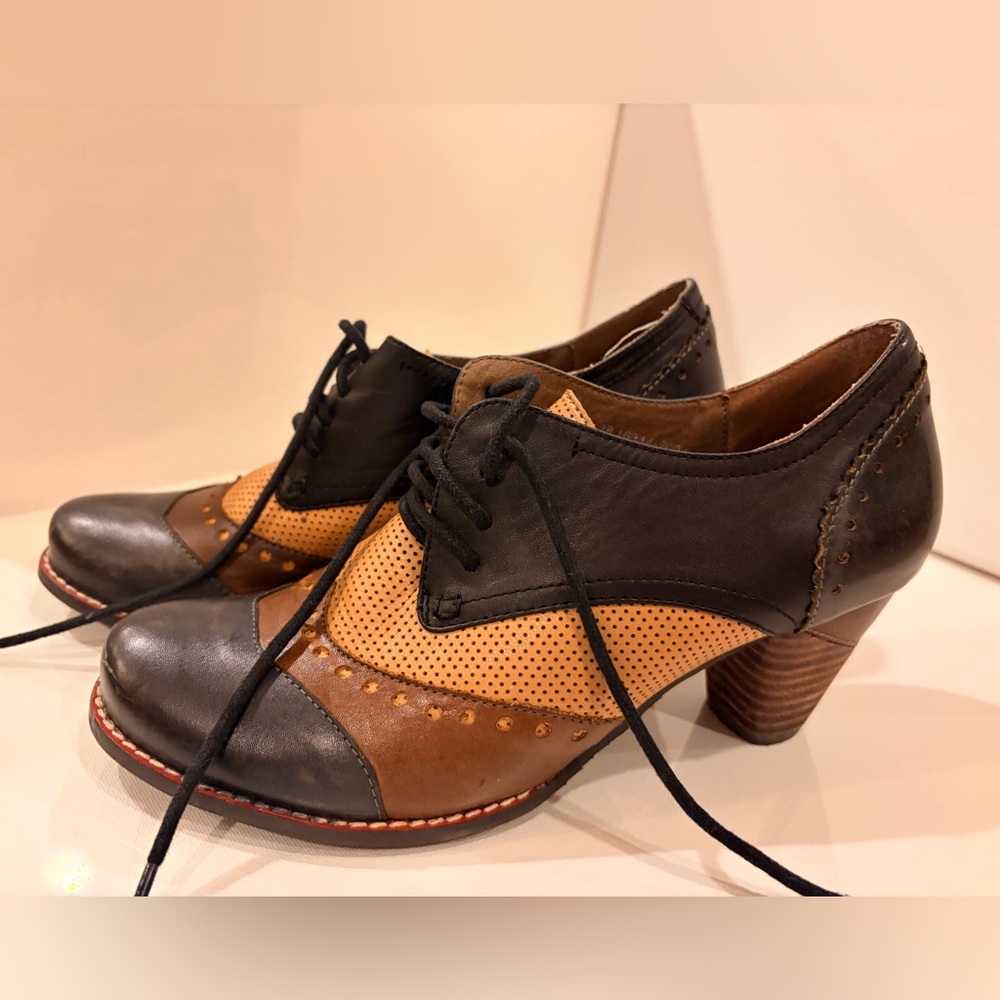 L'ATISTE Black and Tan Women's Loafers